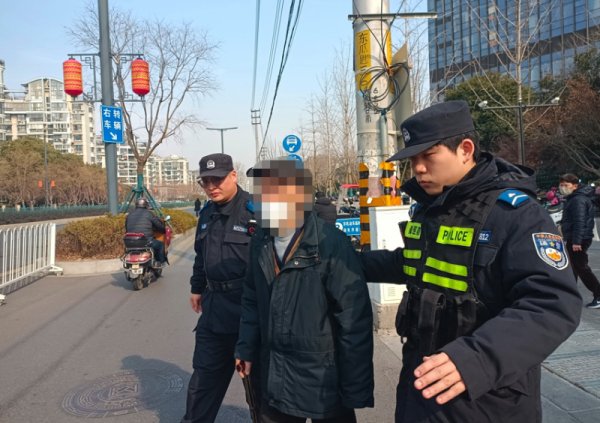 尊龙凯时体育老东说念主天黑前沿着中山南路一齐向南步行-尊龙凯龙时官网进入「中国」网页版入口